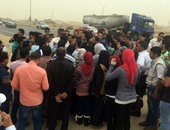 قوات الأمن تحاول إقناع طلاب أكاديمية المستقبل لفتح طريق الإسماعيلية