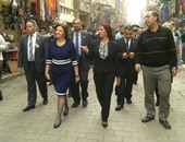 بالفيديو والصور.. زوجة رئيس مقدونيا تزور شارعى المعز وخان الخليلى