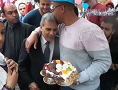 بالفيديو.. جابر نصار يحتفل بعيد ميلاد طالب بعلبة شيكولاتة..والأخير يقبل رأسه