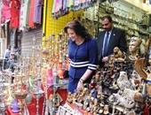 بالصور.. زوجة رئيس مقدونيا تنهى جولتها بالقاهرة بشراء "طاولة صدف" من خان الخليلى