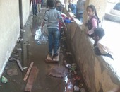 صحافة المواطن..بالصور: مياه الصرف الصحى تحاصر الطلاب داخل فصول مدرسة بالقليوبية