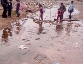 صحافة المواطن.. بالصور: مياه صالحة للشرب تغرق محيط مدارس بمحافظة بورسعيد 