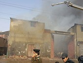 بالصور.. سيارات إطفاء الجيش والبترول تحاول السيطرة على حريق مخزن شبرا 