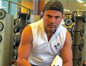 عمرو دياب يظهر بـ"لوك" جديد من صالة الألعاب الرياضية على "انستجرام"