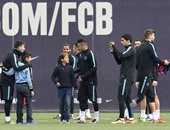بالصور.. 3 أطفال يقتحمون تدريبات برشلونة قبل مواجهة أرسنال