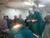 بالصور..لأول مرة بمستشفى المنصورة الجامعى.. إجراء عملية تدبيس معدة لمريض سمنة وزنه 290 كيلو