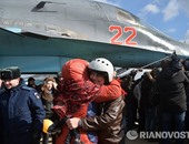 بالصور.. استقبال الطيارين الروس بالورود لحظة عودتهم من سوريا