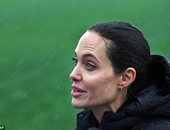 بالفيديو والصور.. أنجلينا جولى تحت المطر فى مخيم زحلة بلبنان