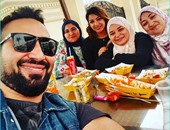 أحمد سعد يلتقط "سيلفى" مع شقيقاته البنات.. معلقا: أحسن حاجة فى الحياة