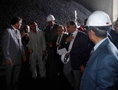 بالصور.. وزير البيئة ومحافظ السويس يتفقدان مخازن الفحم بميناء الأدبية