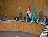 محافظ الإسماعيلية يناقش خطة الأبنية التعليمية مع أعضاء مجلس الأمناء والآباء