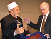 الإمام الأكبر يهدى رئيس البرلمان الألمانى كتاب الجامع الأزهر التوثيقى