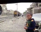 صحافة المواطن: بالفيديو.. زحام شديد بمزلقان جرجا يعطل القطار نصف ساعة