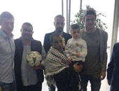 بالصور.. نجوم ريال مدريد فى استقبال الطفل الفلسطينى دوابشة