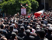 بالصور.. حشد كبير فى الجنازة العسكرية لابن محمد عمر