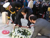 بالصور.. قنصل تركيا بالإسكندرية يضع إكليل زهور على قبر الشهداء بسيدى بشر
