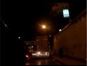 بالفيديو.. شاحنة بضائع "تنحشر" بنفق نصر الدين بالجيزة وتتسبب فى تكدس السيارات
