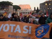 بالصور..الآلاف يتظاهرون فى روما ضد حكومة ماتيو رينزى للرفض سياسة الخصخصة