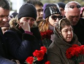 بالصور.. مواطنون روس يضعون الورود تكريما لأرواح ضحايا طائرة "فلاى دبى" 