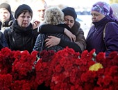 مواطنون روس يضعون الورود تكريما لأرواح ضحايا طائرة "فلاى دبى"