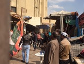 حى حلوان يطارد الباعة الجائلين بمحيط سوق توشكى ويصادر المضبوطات
