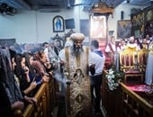 بالصور.. مطران القدس الجديد يدشن كنيسة لأول مرة بعد تعيينه
