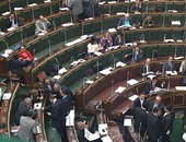 أحاديث جانبية بين نواب البرلمان قبل بدء الجلسة العامة