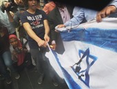 بالصور.. نشطاء يهتفون ضد نائب التطبيع أمام "الصحفيين" ويحرقون علم إسرائيل
