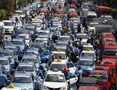 بالصور.. سائقو التاكسى فى إندونيسيا يحتجون على شركات تأجير السيارات الخاصة