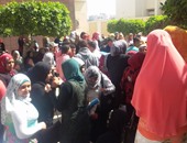 بالصور.. تظاهر العاملين بالمعهد الفنى للتمريض بجامعة طنطا للمطالبة بصرف الكادر