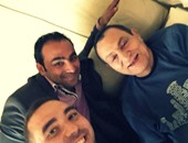 مؤسس "أسف ياريس" يلتقط صورة سيلفى مع مبارك بمستشفى المعادى