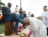 اسوشيتدبرس: البابا فرانسيس يغسل ويقبل أقدام لاجئين مسلمين فى عيد الفصح
