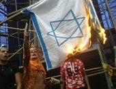 نشطاء يحرقون العلم الإسرائيلى أمام نقابة الصحفيين
