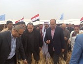 بالصور..وزير الزراعة ومحافظ مطروح يتفقدان زراعات القمح والشعير بـ"الحبلة"