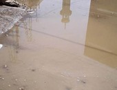 بالصور.. مياه الصرف الصحى تحاصر مستشفى ديروط المركزى