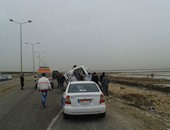 توقف حركة المرور بطريق إسكندرية الزراعى بعد انقلاب سيارة 