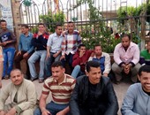 تجمع العاملين بمصنع الهلال والنجمة أمام ديوان محافظة سوهاج للمطالبة بحقوقهم