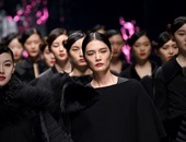 بالصور.. الأسود يتصدر عروض أزياء أسبوع الموضة ببكين