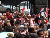 حملة الماجستير والدكتوراه يتظاهرون بـ"الكوسة" أمام البرلمان‎