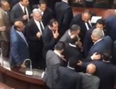 بالفيديو.. رئيس الحكومة ووزيرا الدفاع والداخلية يغادرون قاعة مجلس النواب