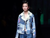 الجينز يسيطر على عرض أزياء "شين ون" فى أسبوع الموضة بالصين