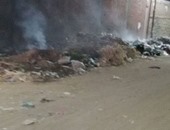 بالصور.. تصاعد الأدخنة نتيجة حرق القمامة خلف مركز شباب أبشواى بالفيوم