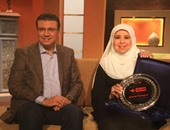 بالصور..عمرو الليثى يُكرم مديحة حمدى ويُهديها درع قناة الحياة فى "بوضوح"