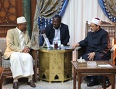 سفير غينيا يشيد بجولات الإمام الأكبر حول العالم لبيان وشرح حقيقة الإسلام السمحة