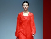 الأحمر يسيطر على عرض أزياء " Zhang Lihui" فى أسبوع الموضة بالصين