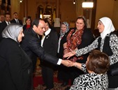 الرئيس يجتمع بأعضاء "القومى للمرأة".. ويؤكد دعم الدولة لعمل المجلس