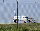 الإذاعة القبرصية: خاطف الطائرة المصرية يطالب بالإفراج عن سجينات فى مصر