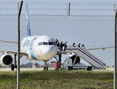 مصادر أمنية: الإنتربول يتسلم خاطف الطائرة المصرية عقب ضبطه بقبرص