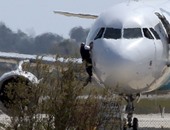 بالفيديو..تلفزيون قبرص يعرض لقطة لشخص يخرج من نافذة قيادة الطائرة المخطوفة
