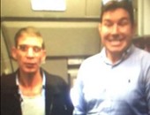 تداول صورة لخاطف الطائرة المصرية وشخص آخر برفقته مبتسمين